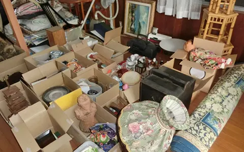 ゴミ屋敷の不用品の仕分け